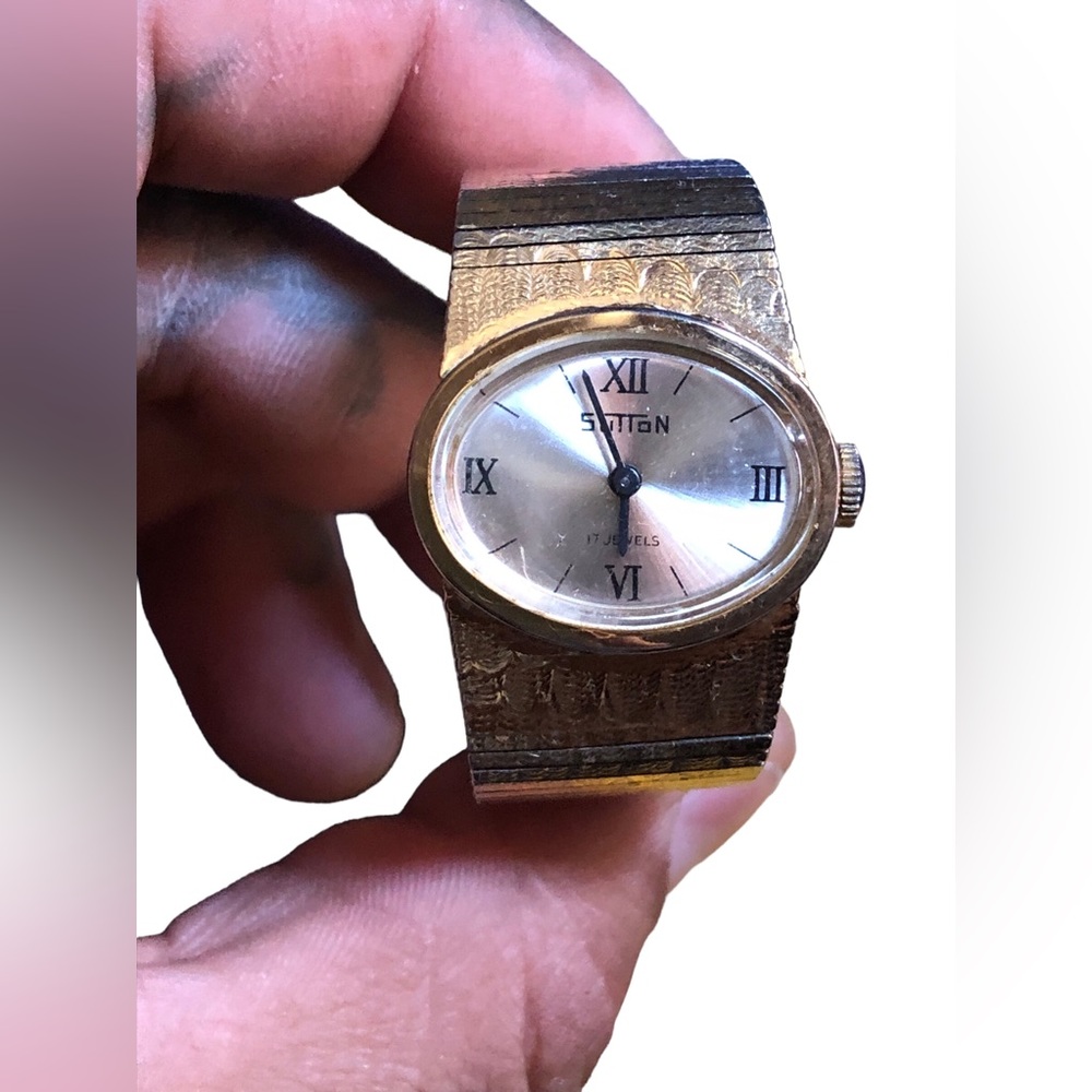 Vintage Sutton 17 jewels Swiss Watch womens Gold Tone some fadin in the band
